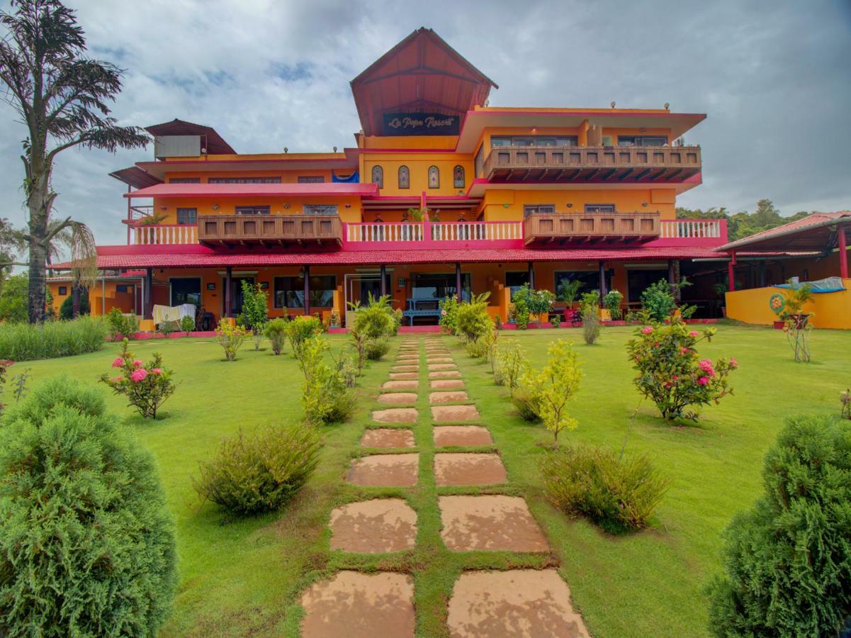 La Papa Resort Morjim Exterior photo