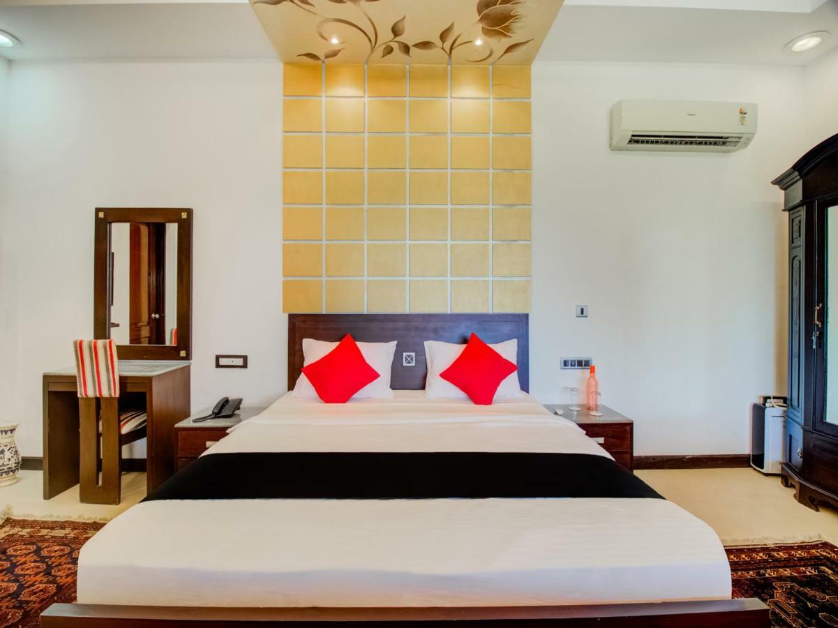 La Papa Resort Morjim Exterior photo